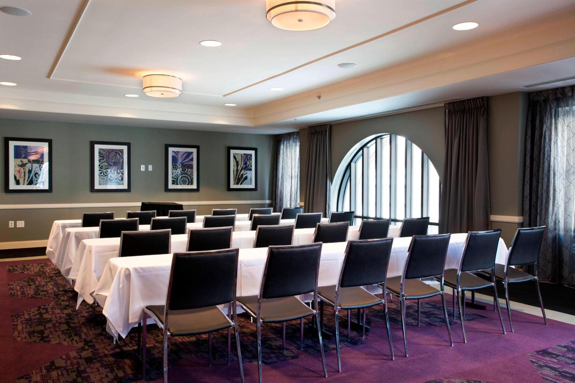 Hotel Ambassador Wichita, Autograph Collection 4*