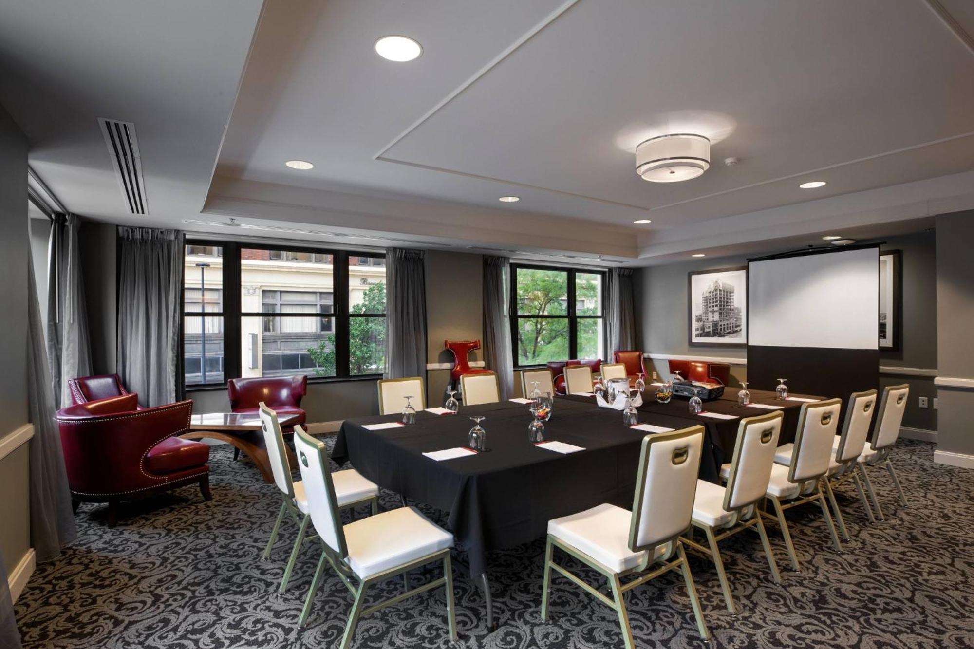 Hotel Ambassador Wichita, Autograph Collection 4*